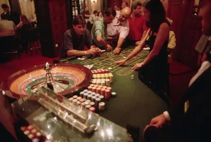 Pemain menikmati live casino kasino online di oloxtoto